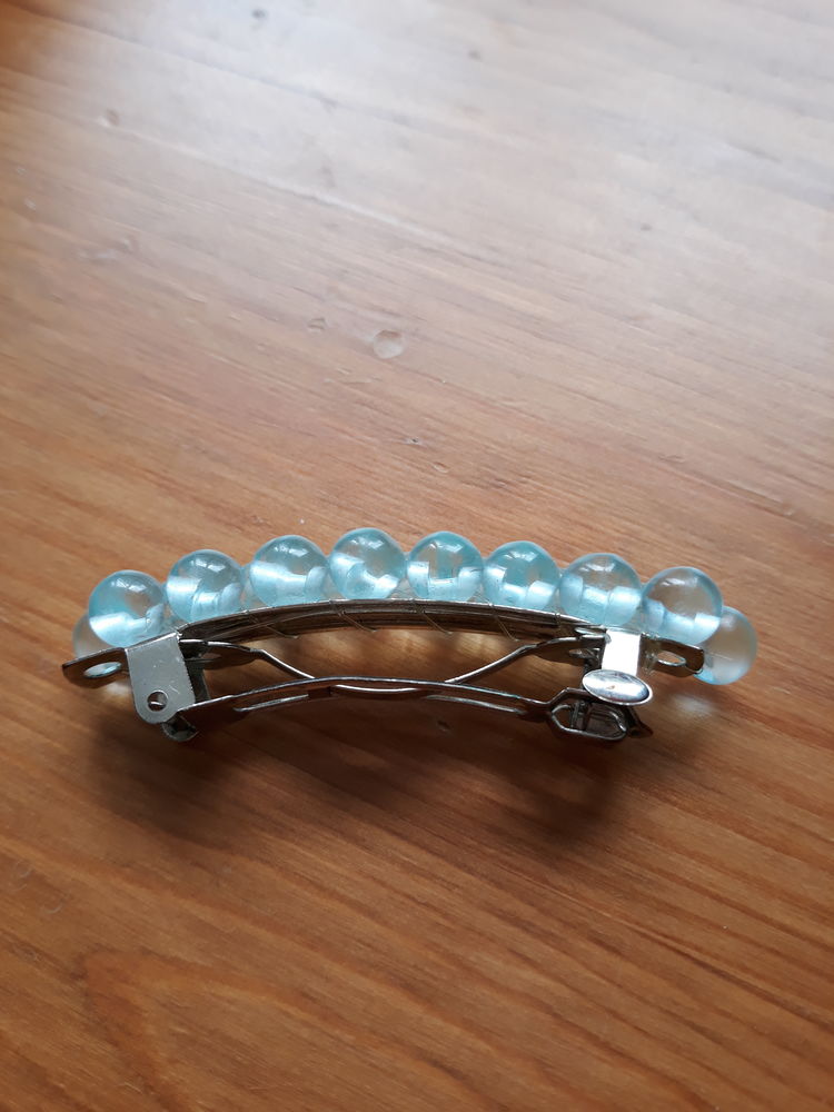 Pince � cheveux bleu 2 Livry-Gargan (93)