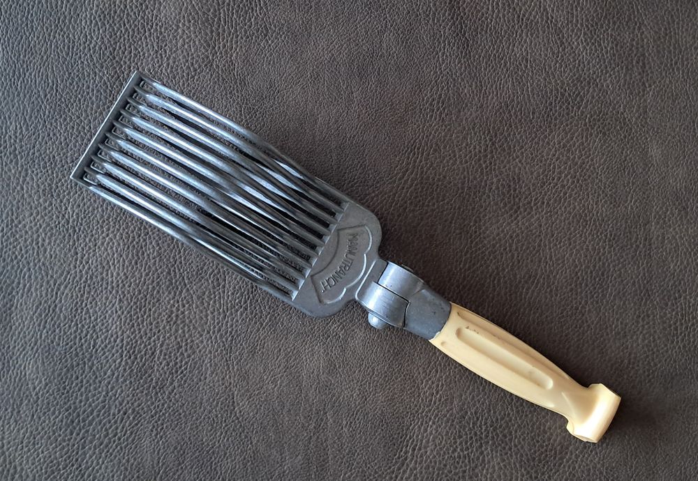 pince � r�ti coupe viande vintage 
marque manutranche 
12 Carnon Plage (34)