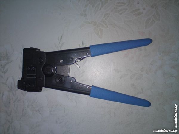 PINCE A SERTIR LES CONNECTEURS  RNIS  8 pos 30 Fr�jus (83)