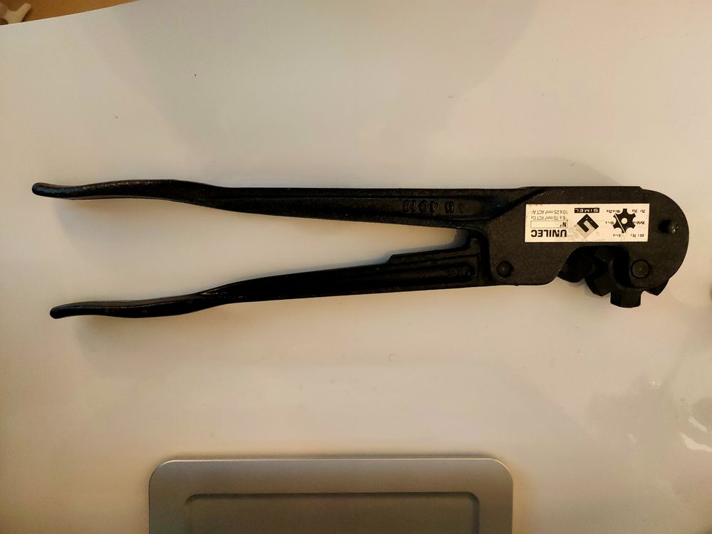 Pince � Sertir UNELEC d'�lectricien  
100 Cr�teil (94)