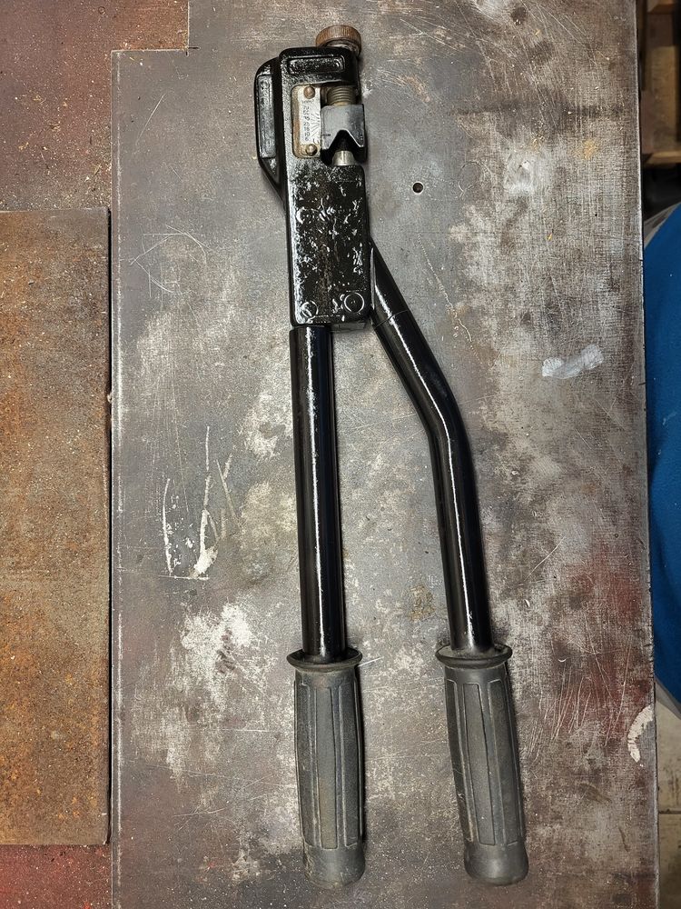 Pince a sertir 40 Aigueblanche (73)