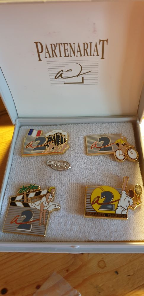 5 pins collectons. �tat neuf dans don ecrin d'origine. 100 Meg�ve (74)