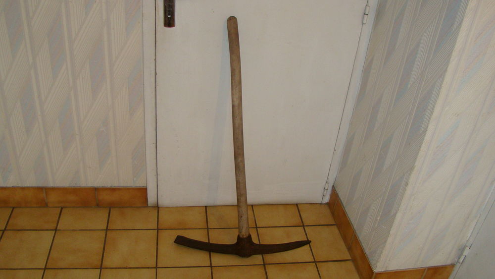 Pioche ancienne de terrassier estampill�e en acier forg�
20 Gargenville (78)
