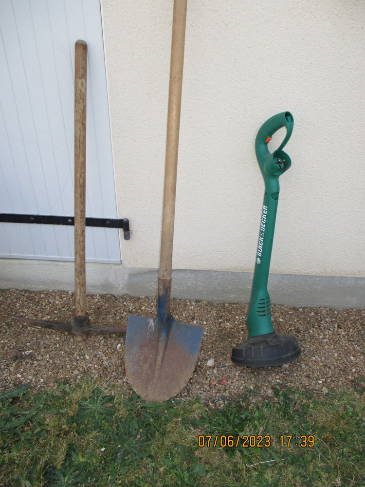 PIOCHE,PELLE? TAILLE BORDURES 25 Lar�ay (37)