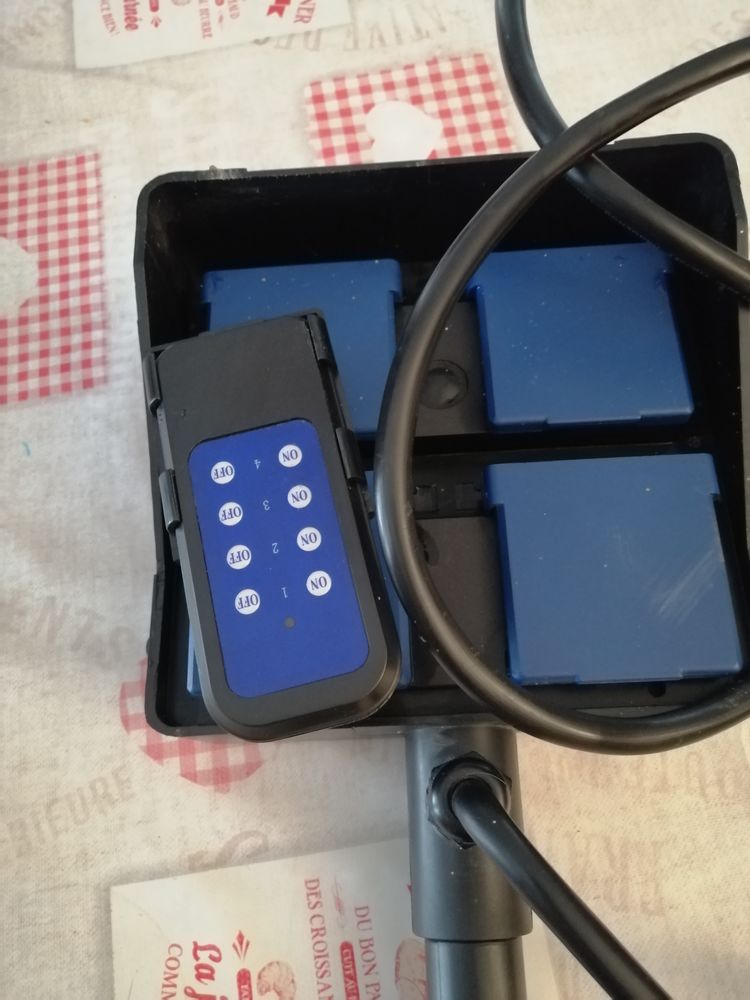 Piquet 4 prises 25 Valr�as (84)