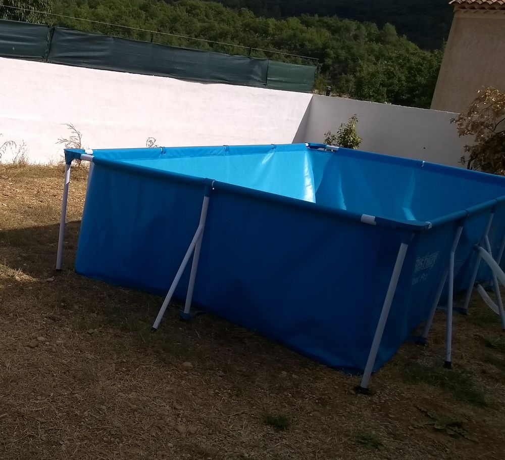Piscine  Neuve 
Avec couvercle de protection.
Produit .
140 Saint-Martin-de-Br�mes (04)