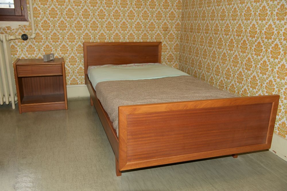 1 LIT UNE PLACE ET 1 CHEVET 60 Les Vans (07)