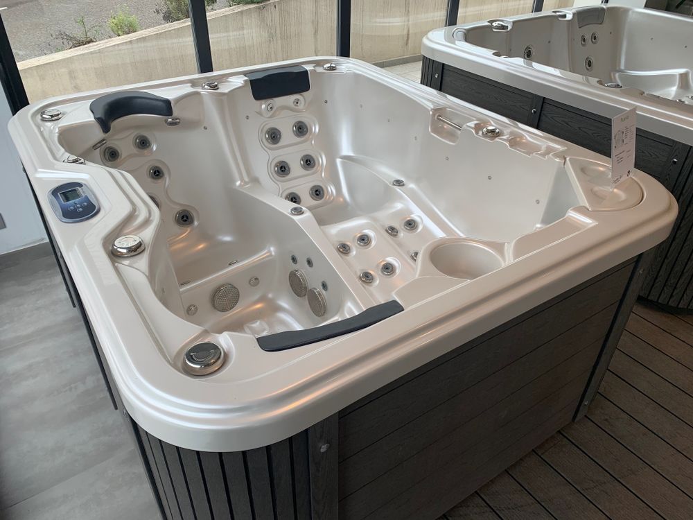 Spa 3 place dimensions 200*168*90 5000 Cagnes-sur-Mer (06)