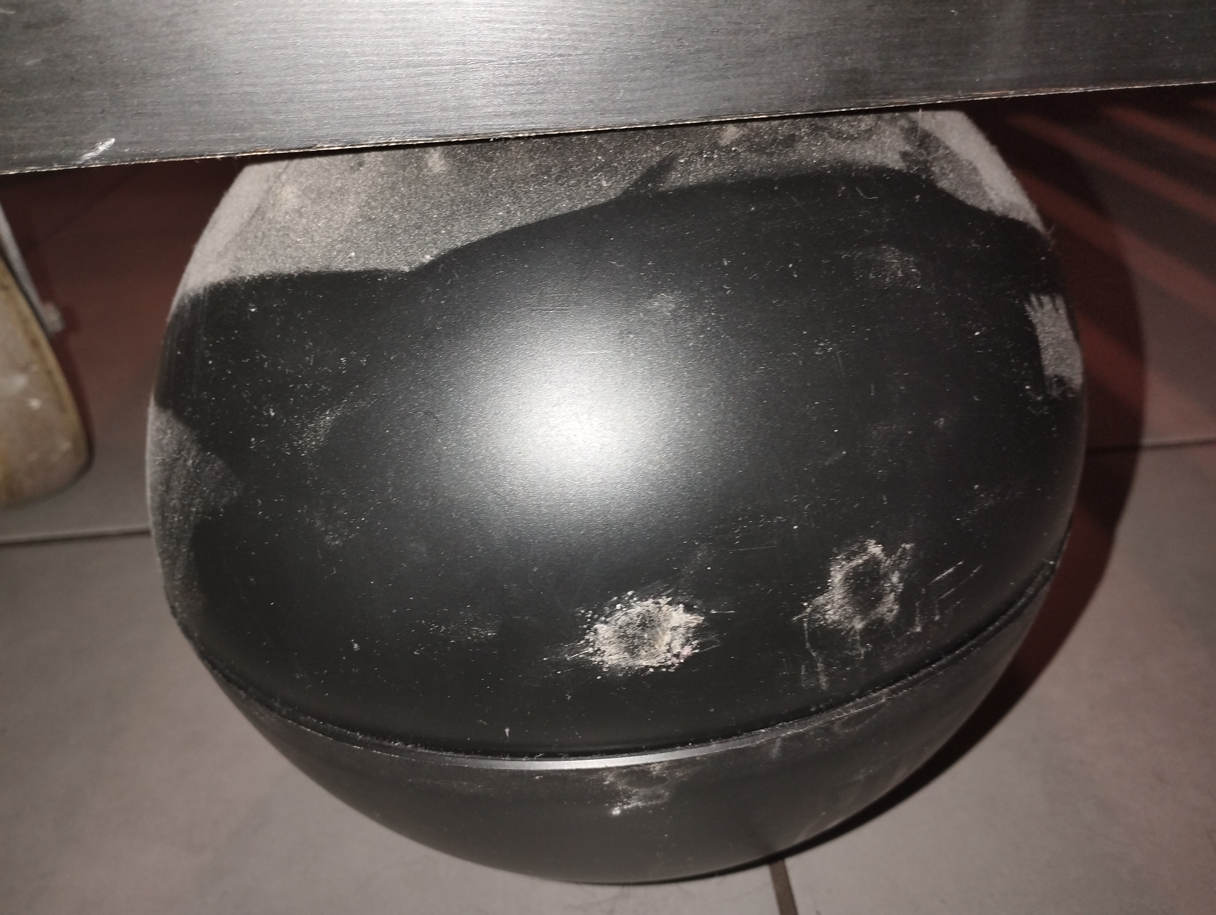 Lit 1 place noir avec 4 pieds en boules + sommier a lattes 
10 Bonson (42)