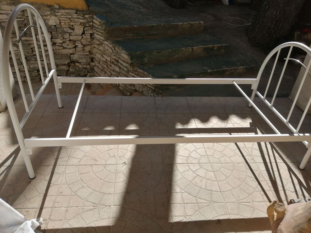 un lit 1 place ( standard) en m�tal 70 Sept�mes-les-Vallons (13)
