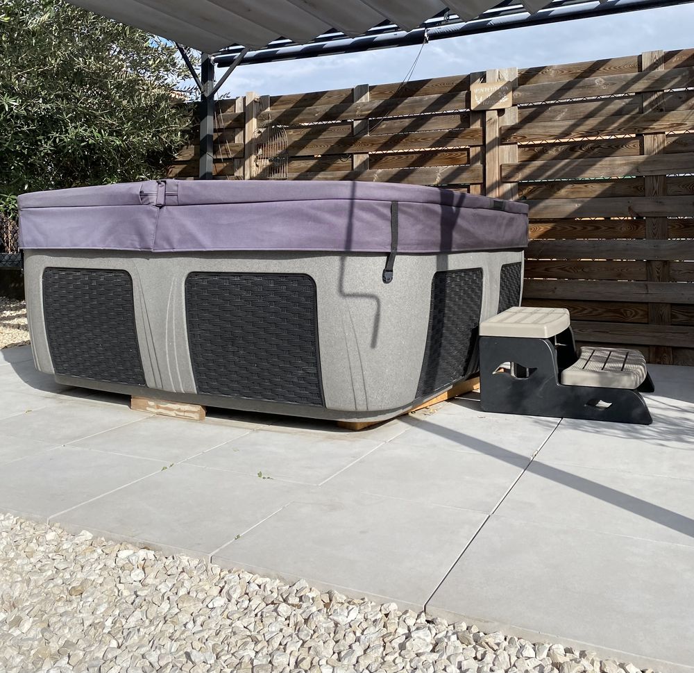 Spa 5 places assises / 1 place allong�e 4000 Saint-Victoret (13)