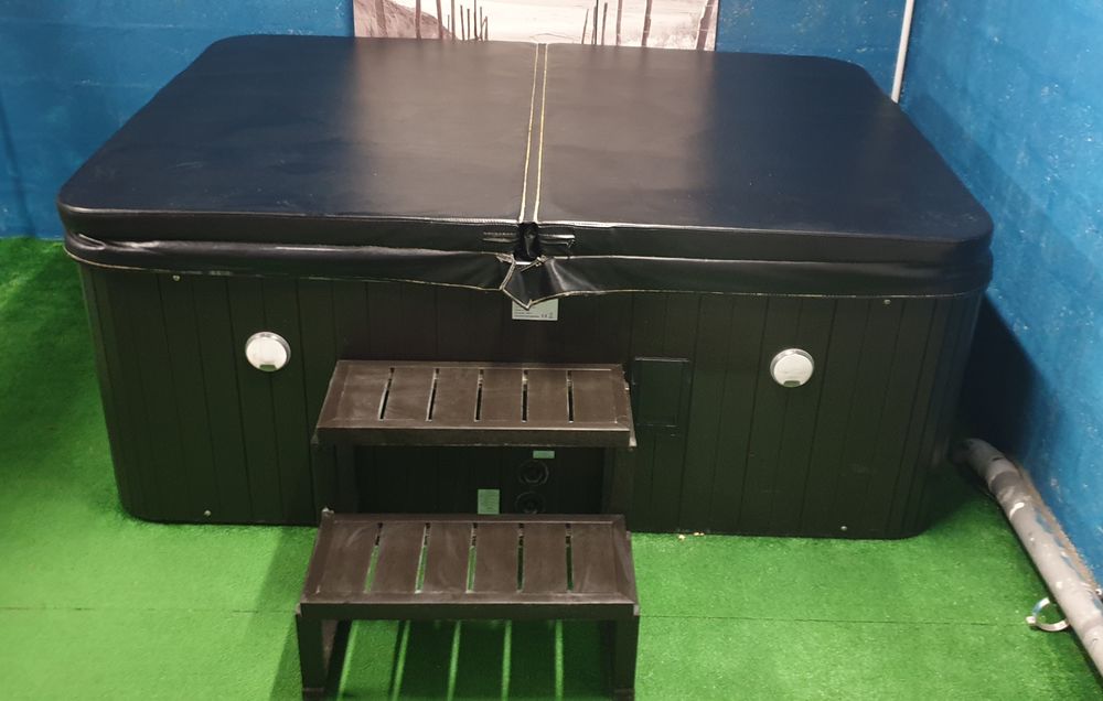 SPA LED 4 places Bluetooth et hauts parleurs int�gr�s 2500 Sannois (95)