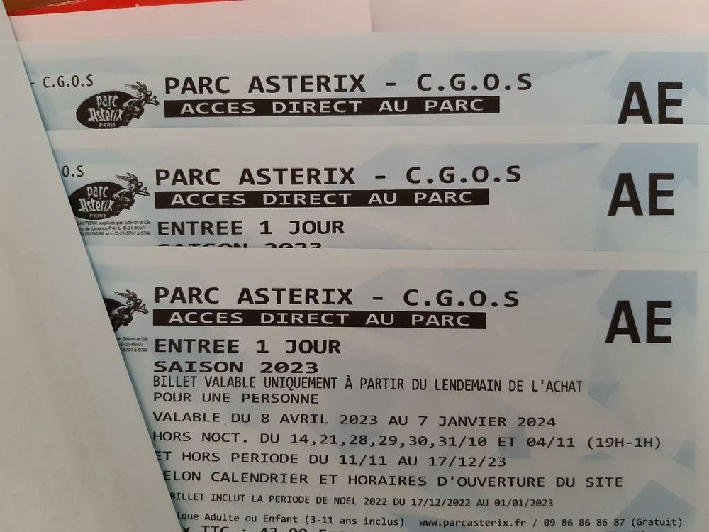 4 places parc Asterix 45 Versailles (78)