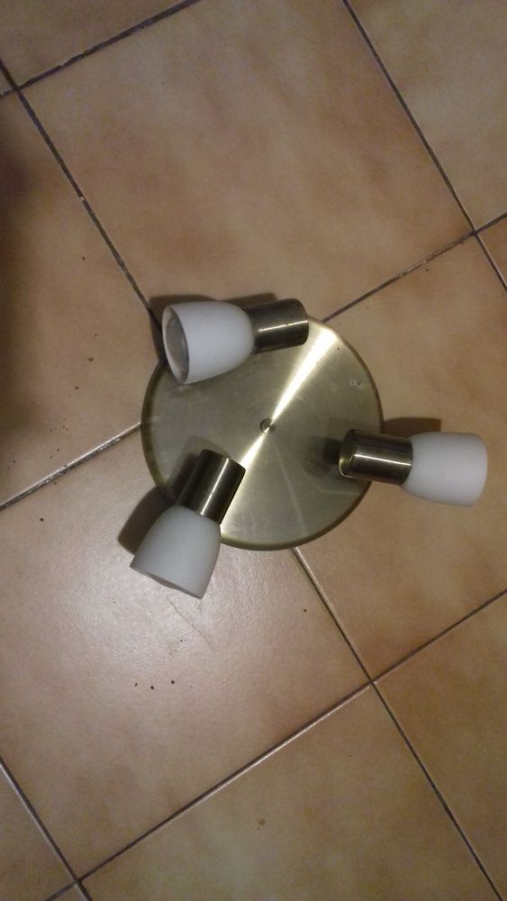 Plafonnier compos� de 3 spots
30 Sept�mes-les-Vallons (13)