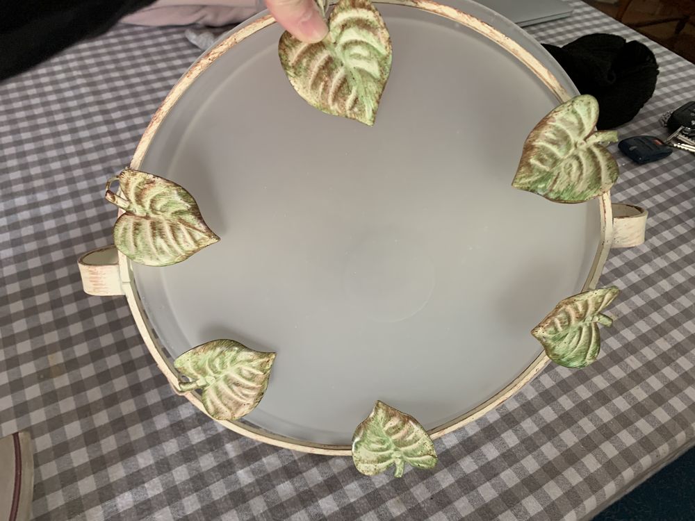 Plafonnier en verre opaline et fer forg� 15 Le Pontet (84)