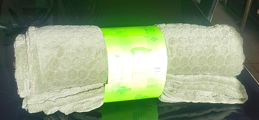 Plaid, couverture, 205 X 215,, neuf, vert
15 Agde (34)