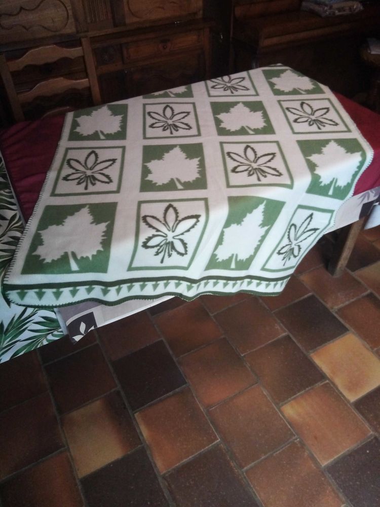 Plaid motif feuilles 1m58 x 1m16 neuf jamais servi 8 Avermes (03)