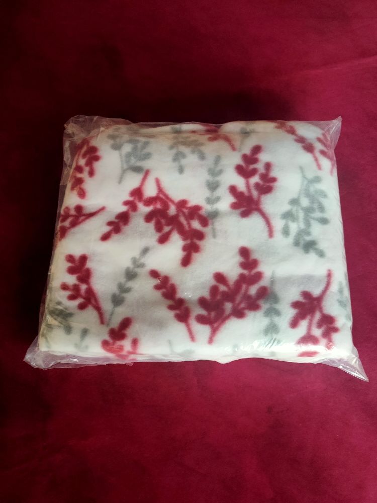 Plaid polaire 120 cm x 160 cm neuf jamais utilis� 8 Avermes (03)