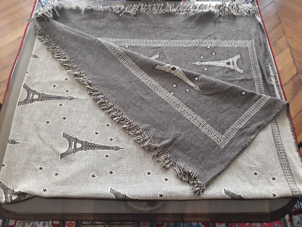 plaid  tour Eiffel  220 x 180 (faire offre) 0 Lyon 1 (69)
