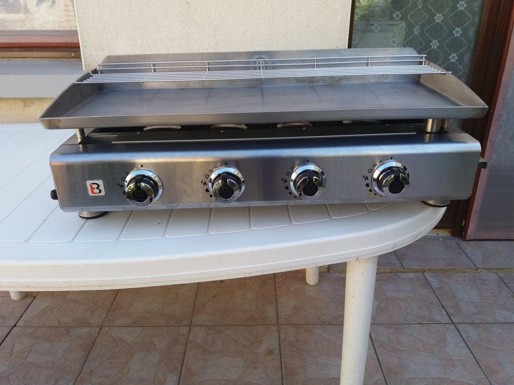 1 plancha 4 feux GAZ NEUVE 340 La Foye-Monjault (79)