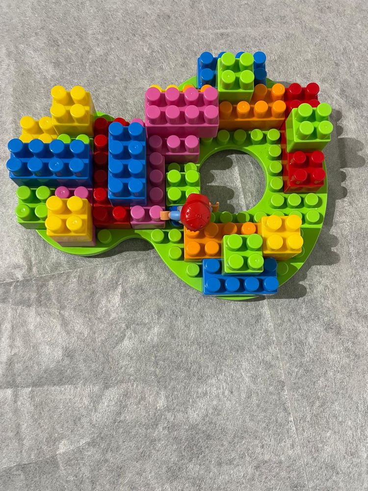 Plaque avec blocs constructions, enfant 2� �ge 
5 Courbevoie (92)