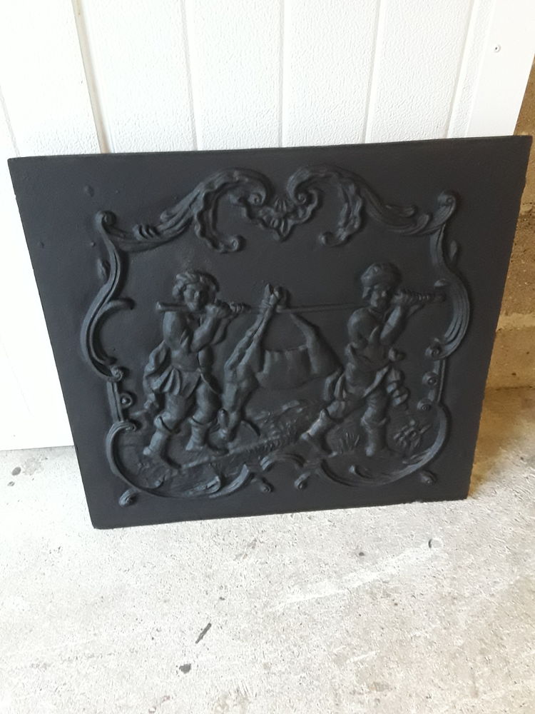 Plaque de chemin�e en fonte noire avec 2 ch�nets 80 Barzy-sur-Marne (02)