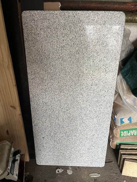 PLAQUE EN GRANIT KASHMIR WHITE 70 Issoudun (36)