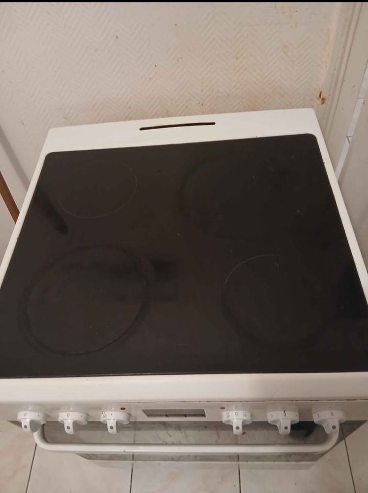 Plaque vitroc�ramique avec four �lectrique 150 Guingamp (22)