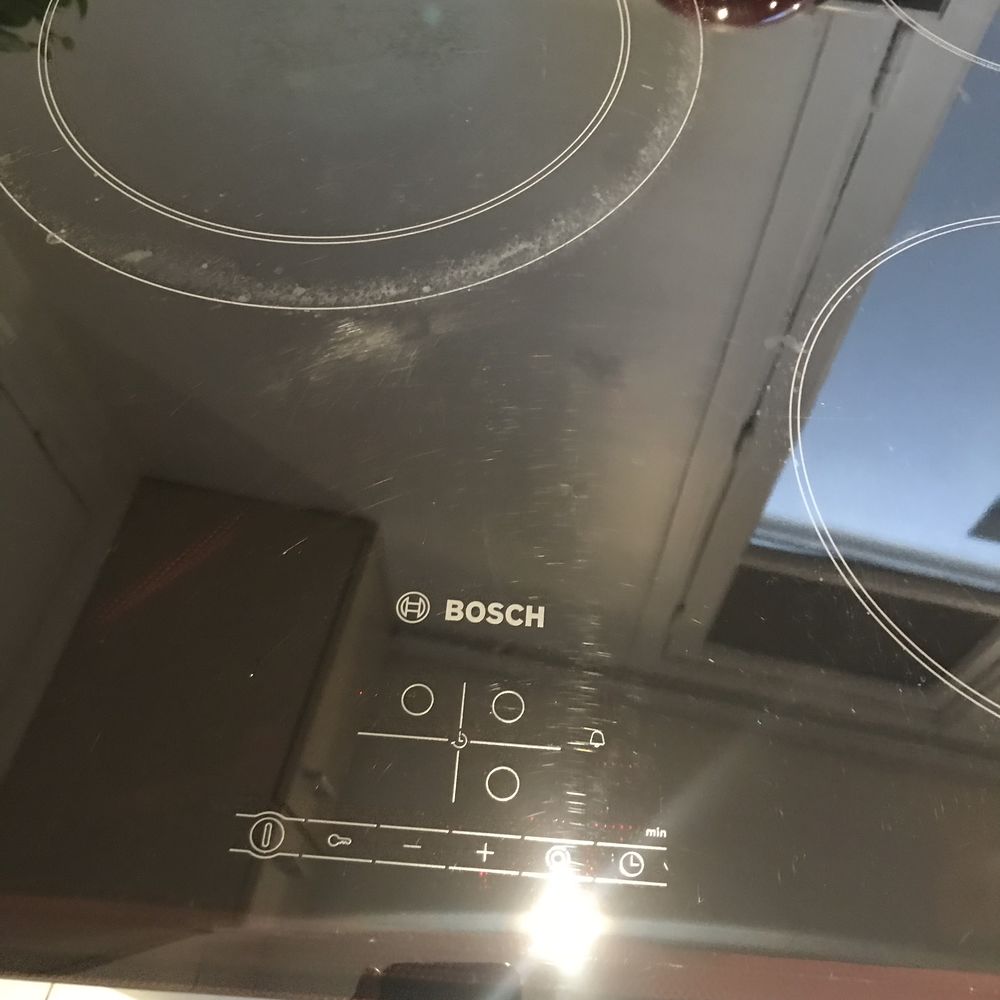plaque vitrocéramique, marque Bosch .
95 Neuilly-sur-Seine (92)