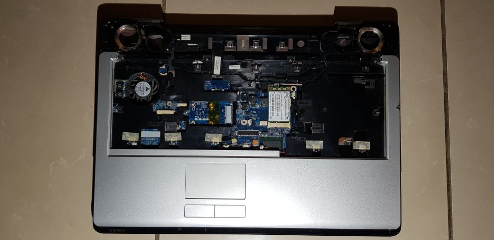 Plasturgie haute et basse Toshiba P200 et carte m�re HS 20 Fournet-Blancheroche (25)