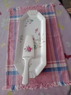 PLAT CAKE + SA PELLE  . PORCELAINE FINE AVEC DECO. DE FLEURS 30 Saint-Hilaire-du-Rosier (38)