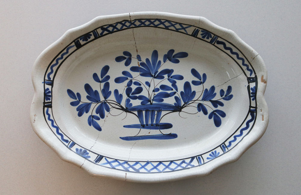 PLAT en Fa�ence Cul Noir ROUEN 38 Fillinges (74)