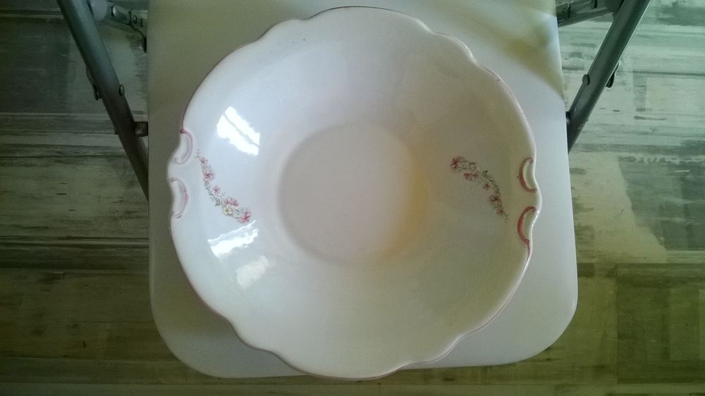 Plat en fa�ence pour service
Excellent etat
Num�rote 1064
14 Talange (57)