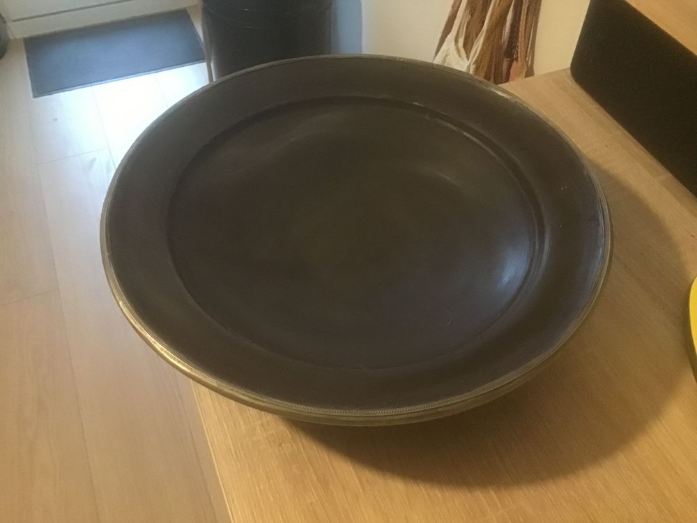 Plat marocain 
Marron
Bon �tat 
Avec lisi�re en laiton 20 Le Plessis-P�t� (91)