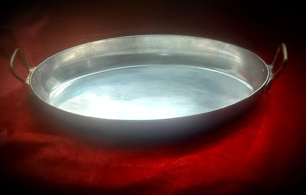 Plat ovale en cuivre et inox , deux anses en laiton. 70 Bagnolet (93)