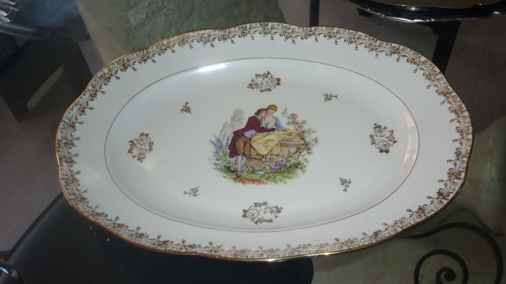 Plat ovale porcelaine  J.V Authentique d�cors Watteau 15 Agen (47)