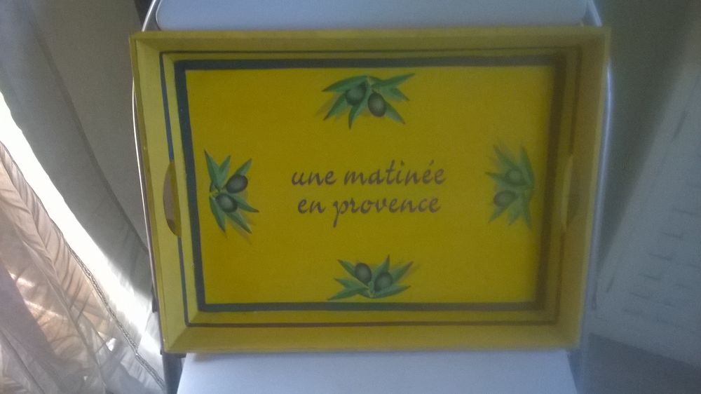 Plat de service proven�ale
Excellent etat
En bois
Couleur 10 Talange (57)