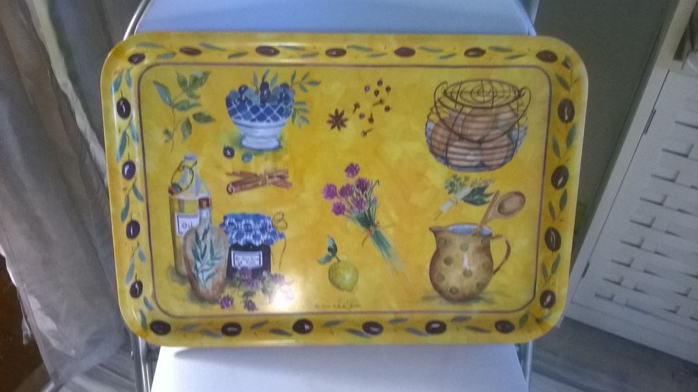 Plat de service signe Alie Kruse
Jaune avec dessin d antan
10 Talange (57)