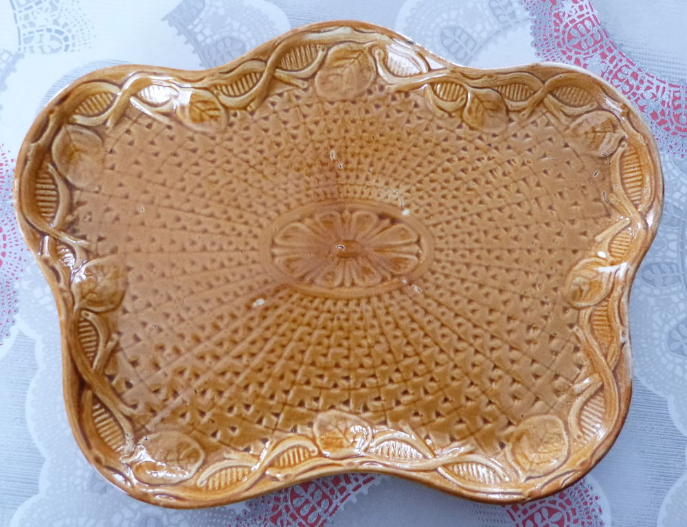 plateau c�ramique beige   22 cm x 28 cm ; marqu�  3I F  25 Douchy-les-Mines (59)