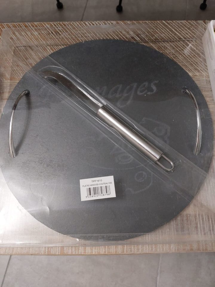 Plateau � fromages, ardoise, avec anses et couteau. Diam30 10 P�rouges (01)