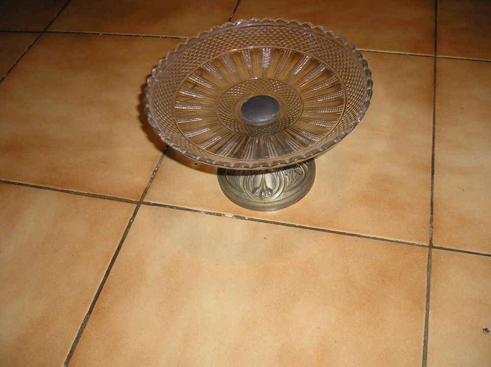 Plateau pour  fruits  vintage 
En verre cisel� et �tain
45 Sept�mes-les-Vallons (13)