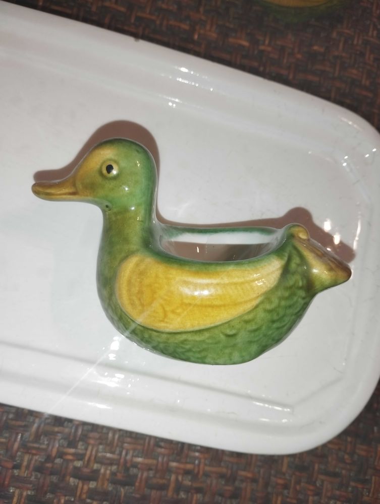 plateau de pr�sentation �    oeufs en c�ramique et forme de canard. 20 Bar-sur-Seine (10)