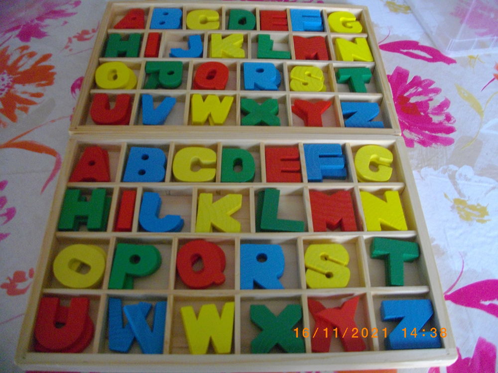 2 PLATEAUX AVEC LETTRES POUR ENFANT (DIX EUROS LE PLATEAU) 10 Perros-Guirec (22)