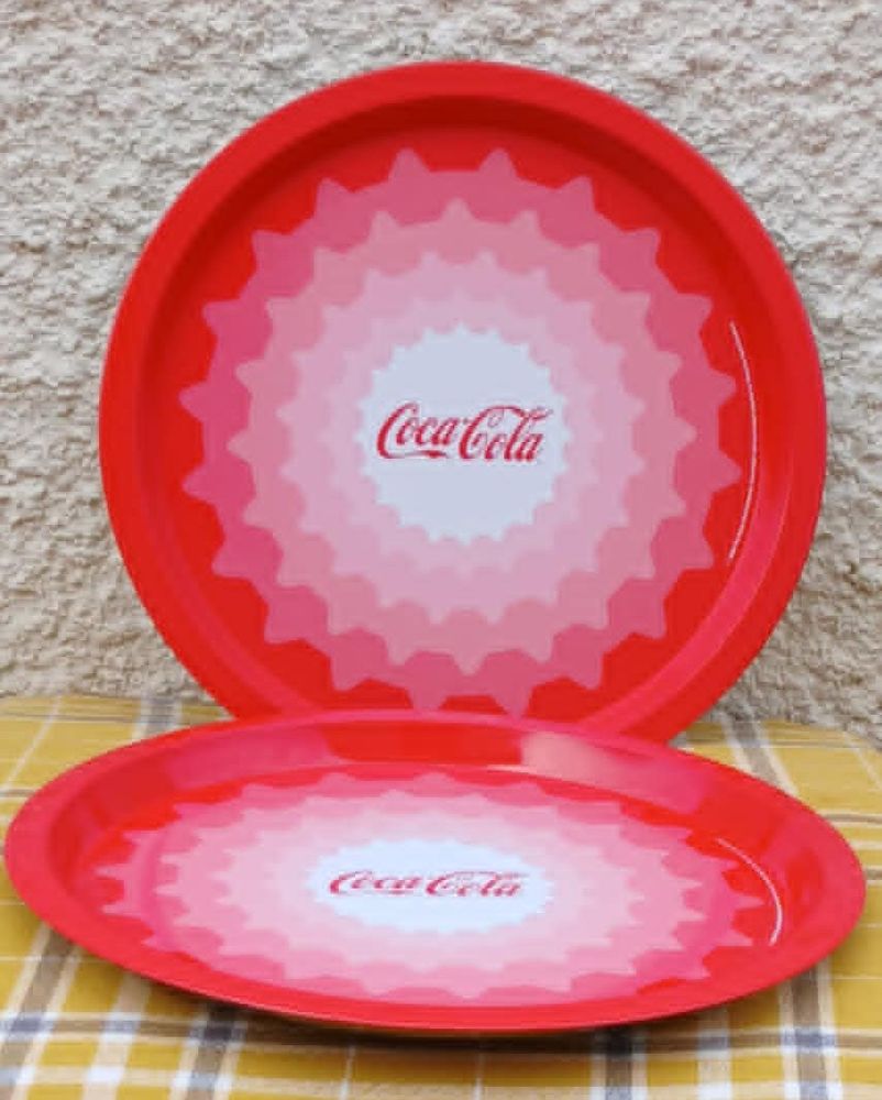 Lot de 2 Plateaux en M�tal avec Inscription   Coca Cola   14 La Fert�-Alais (91)