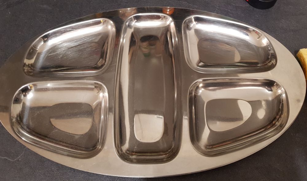 4 plats identiques � 5 compartiments 25 Oraison (04)