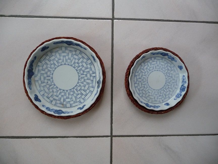 2 plats ronds porcelaine motifs bleus + 2 supports 15 Celles-sur-Belle (79)