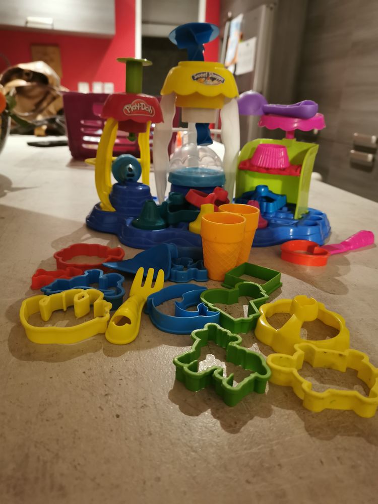 PLAY-DOH  PATE A MODELER  CUPCAKES ET GLACAGES GOURMANDS 7 B�ziers (34)