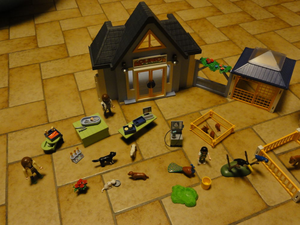 Playmobil 4343 Clinique v�t�rinaire 23 B�gles (33)