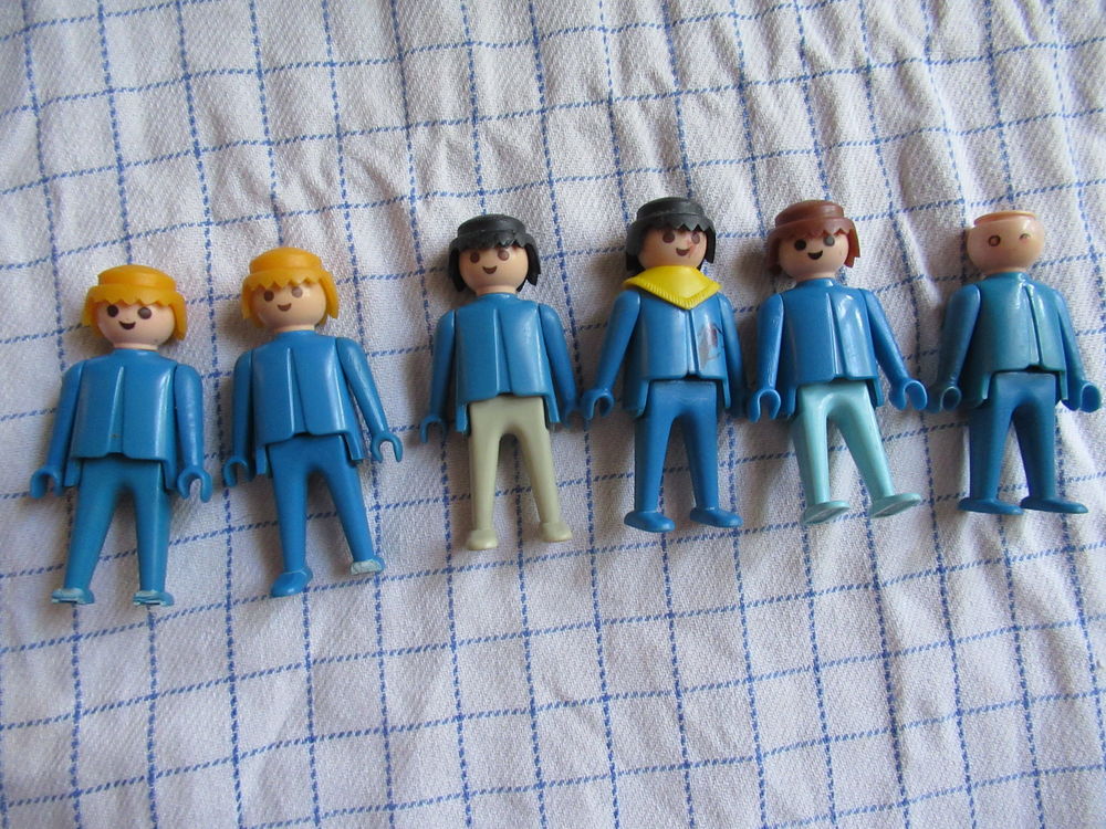 6 Playmobils bleus  1974 G�obra ;
5 Goussainville (95)