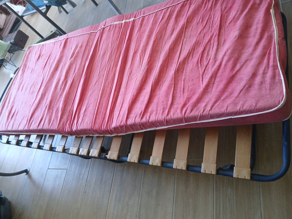 lit pliable  latte bon �tat  g�n�ral pratique 78 Les Abrets en Dauphin� (38)